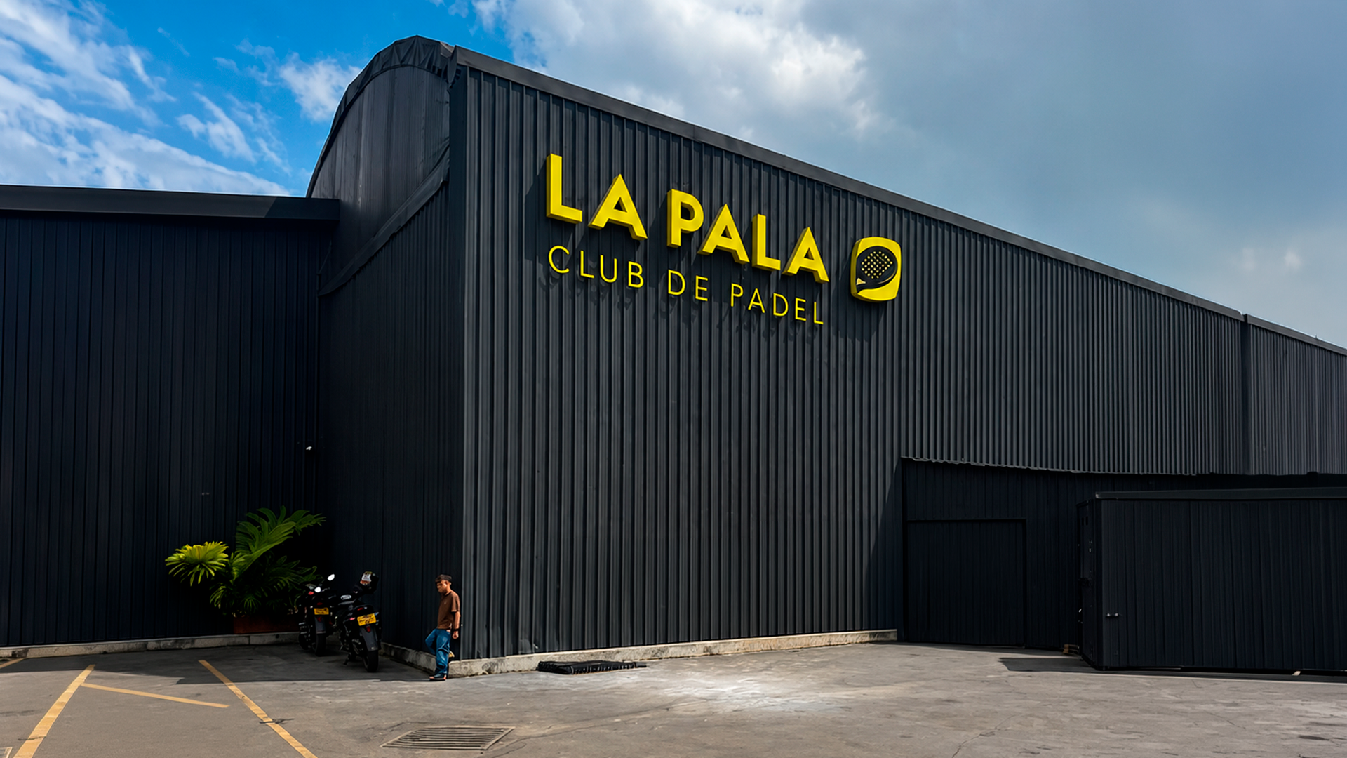 Diseñados para captar la atención desde la distancia, nuestros avisos con letras 3D en acrílico ofrecen una imagen corporativa moderna, sólida y de alta calidad.